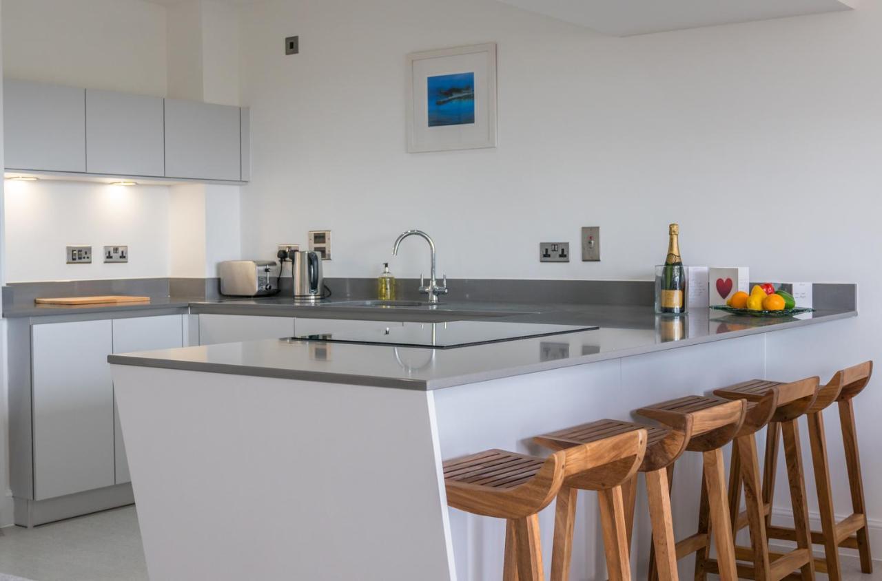 Apartment 3 Waterstone House - Sea Front Apartment, Hot Tub Tenby Dış mekan fotoğraf